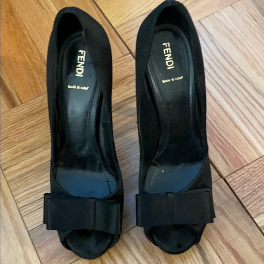 Fendi peep toe pumps in black satin